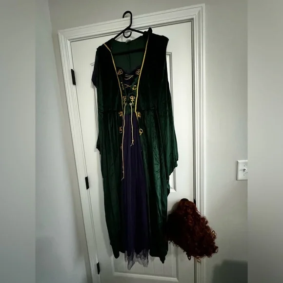 Winifred Sanderson Costume and Wig Deluxe - Hocus
Pocos - Picture 4 of 4